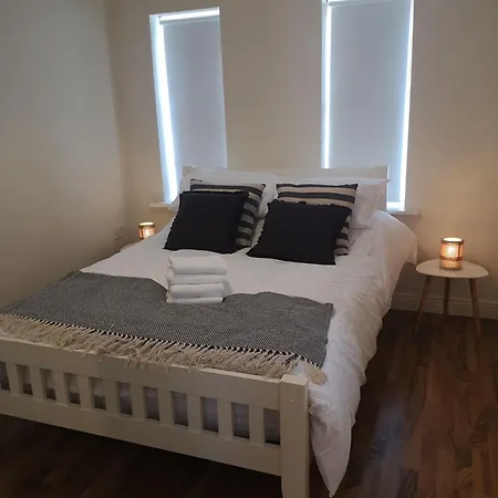 Spacious And Warm 2 Bedroom Sleeps Up To 5 *